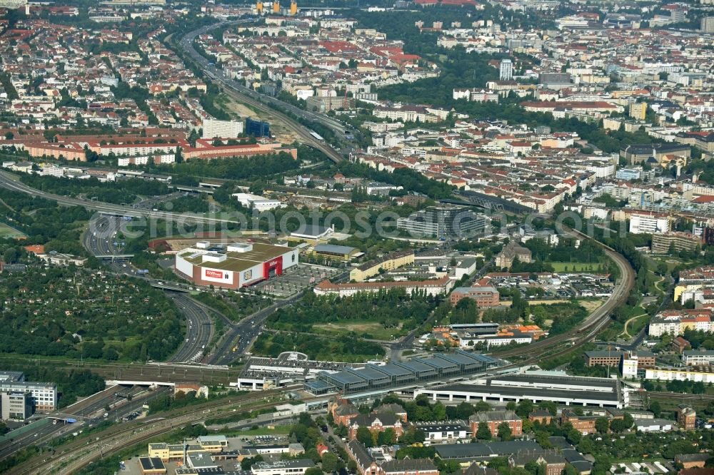 Berlin from the bird's eye view: Station building and track systems of the S-Bahn station Berlin Suedkreuz in the district Schoeneberg in Berlin