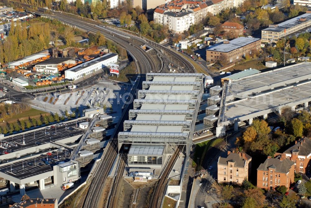 Berlin from the bird's eye view: Station building and track systems of the S-Bahn station Berlin Suedkreuz in the district Schoeneberg in Berlin