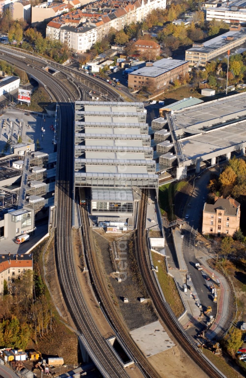 Aerial image Berlin - Station building and track systems of the S-Bahn station Berlin Suedkreuz in the district Schoeneberg in Berlin