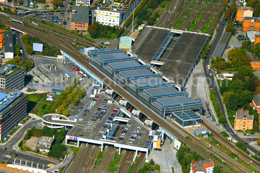 Aerial image Berlin - Station building and track systems of the S-Bahn station Berlin Suedkreuz in the district Tempelhof-Schoeneberg in Berlin, Germany