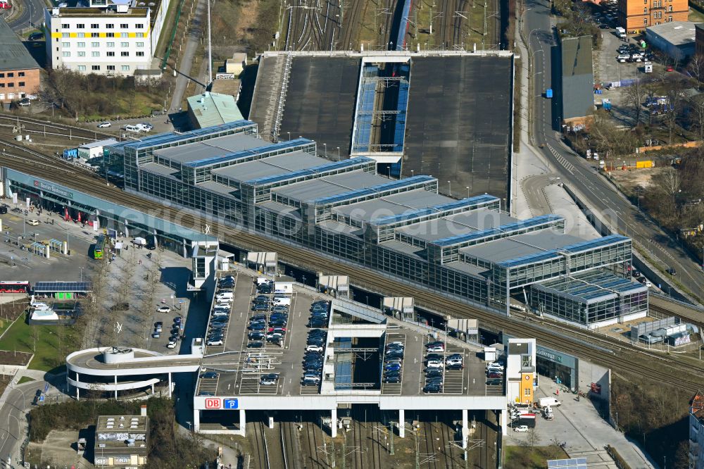 Berlin from the bird's eye view: Station building and track systems of the S-Bahn station Berlin Suedkreuz in the district Tempelhof-Schoeneberg in Berlin, Germany