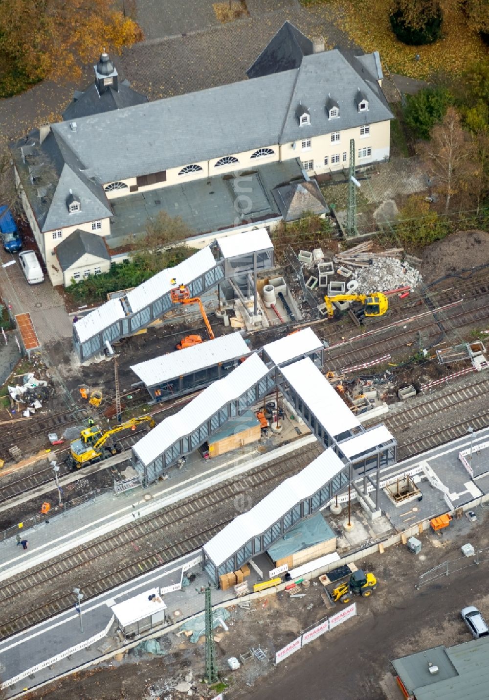 Aerial photograph Bochum - Station building and track systems and pedestrian bridge of the S-Bahn station Bochum-Dahlhausen in Bochum in the state North Rhine-Westphalia