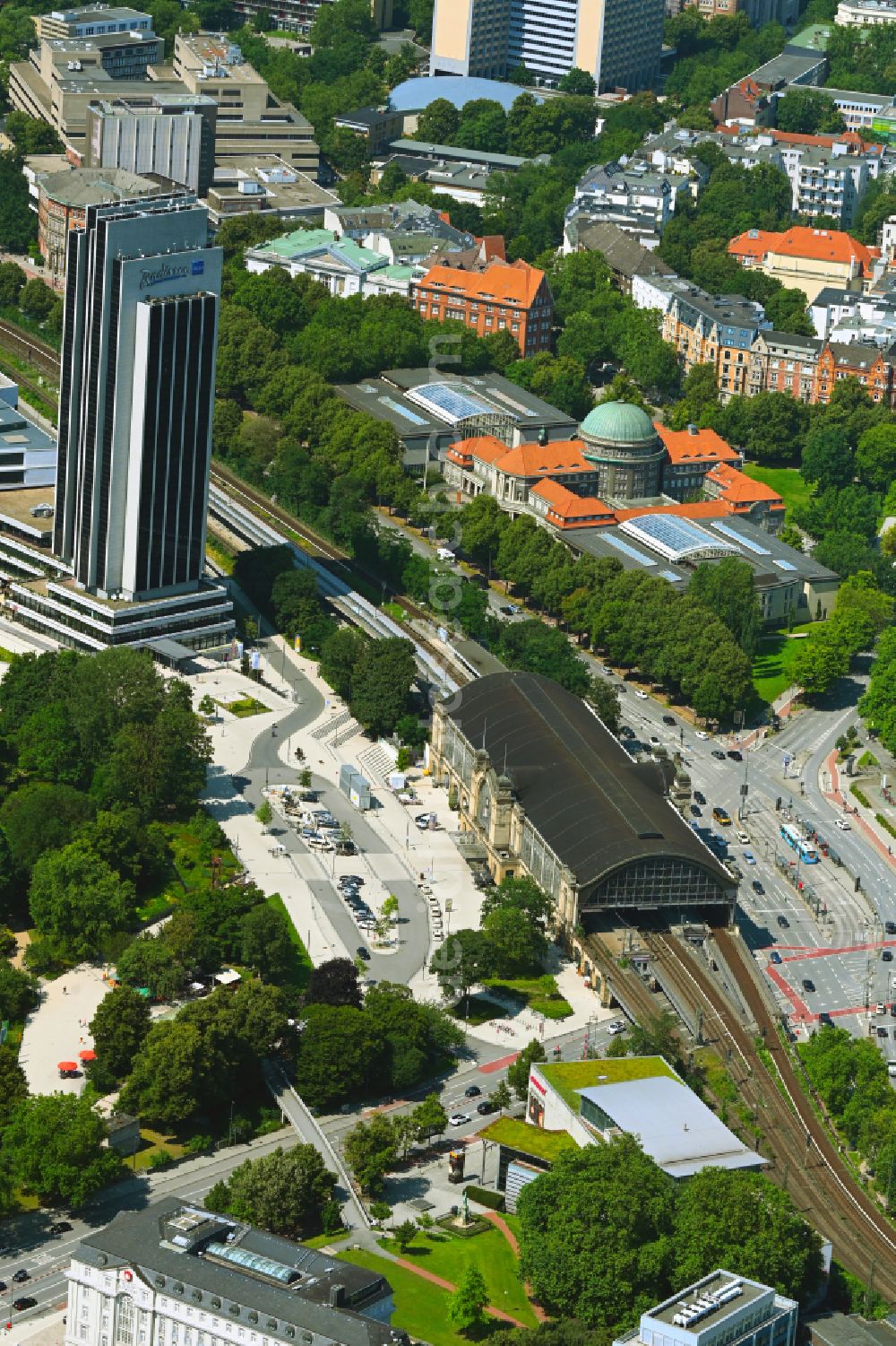 Aerial photograph Hamburg - Station building and track systems of the S-Bahn station Dammtor in the district Sankt Pauli in Hamburg, Germany