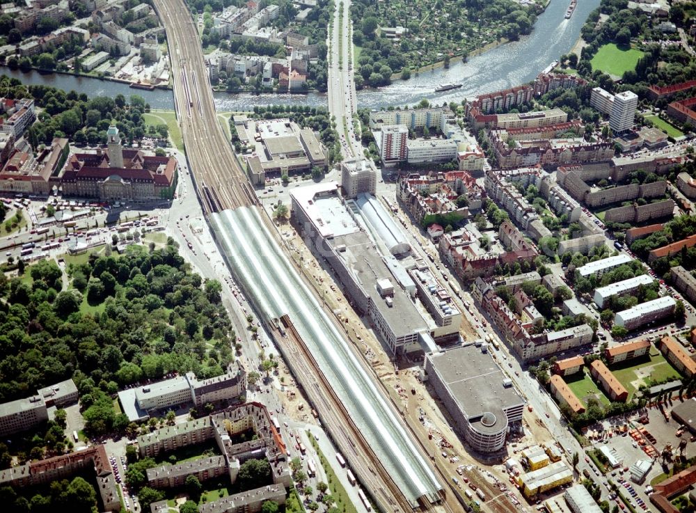 Berlin from the bird's eye view: Station building and track systems of the S-Bahn station to the shopping center Spandau Arcaden and the rail profile over the Havel Bridge in Berlin in Germany