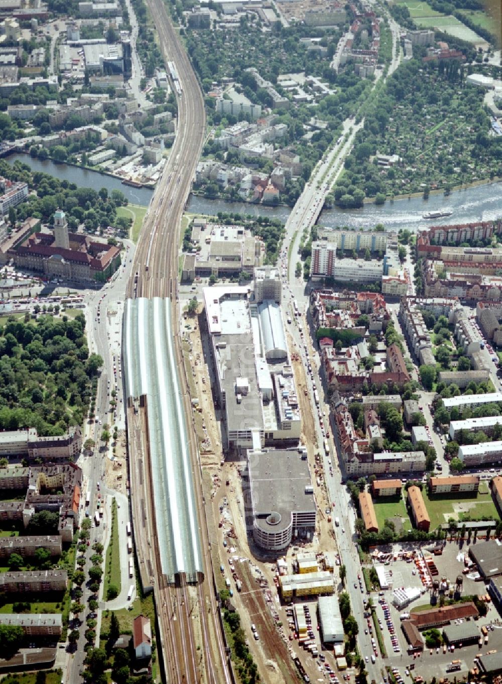 Aerial image Berlin - Station building and track systems of the S-Bahn station to the shopping center Spandau Arcaden and the rail profile over the Havel Bridge in Berlin in Germany