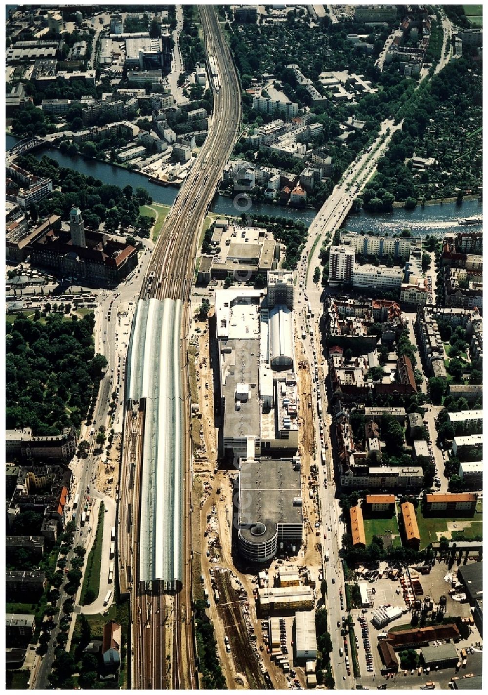 Aerial photograph Berlin - Station building and track systems of the S-Bahn station to the shopping center Spandau Arcaden and the rail profile over the Havel Bridge in Berlin in Germany