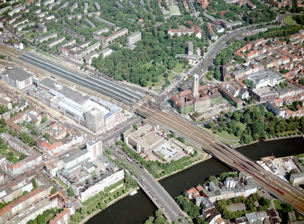 Aerial photograph Berlin - Station building and track systems of the S-Bahn station to the shopping center Spandau Arcaden and the rail profile over the Havel Bridge in Berlin in Germany