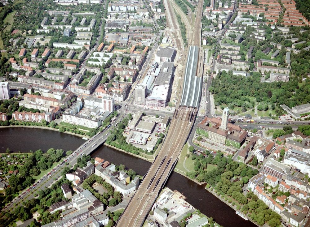 Aerial image Berlin - Station building and track systems of the S-Bahn station to the shopping center Spandau Arcaden and the rail profile over the Havel Bridge in Berlin in Germany