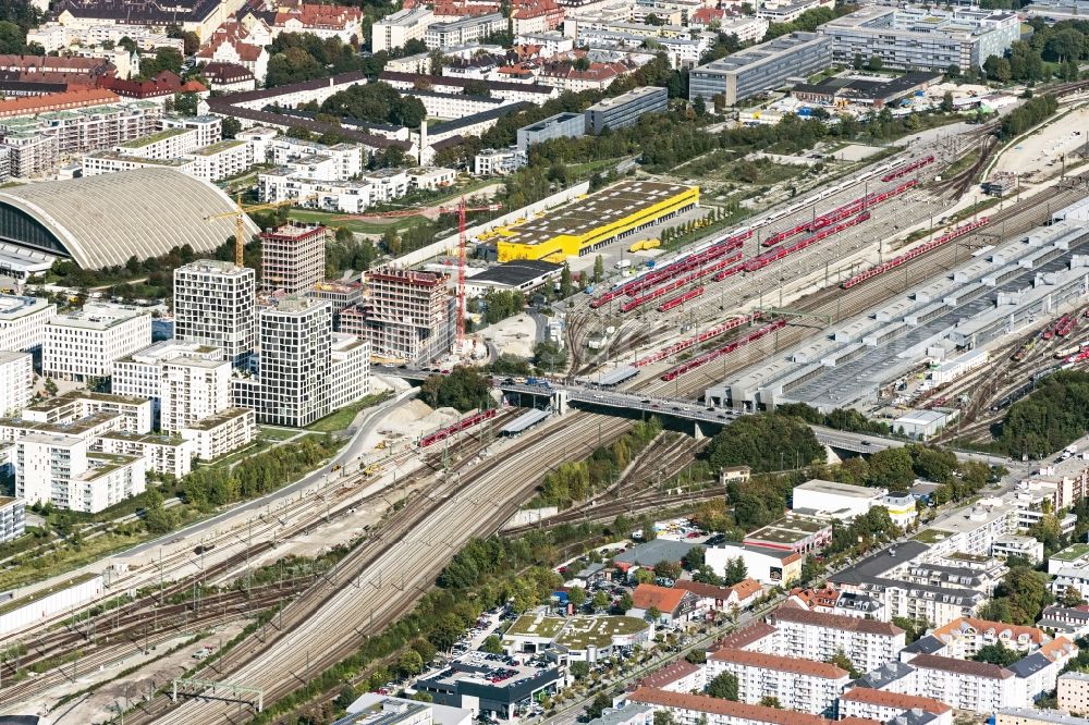 Aerial photograph München - Station building and track systems of the S-Bahn station Hirschgarten Muenchen sowie die Friedenheimer Bruecke in Munich in the state Bavaria, Germany