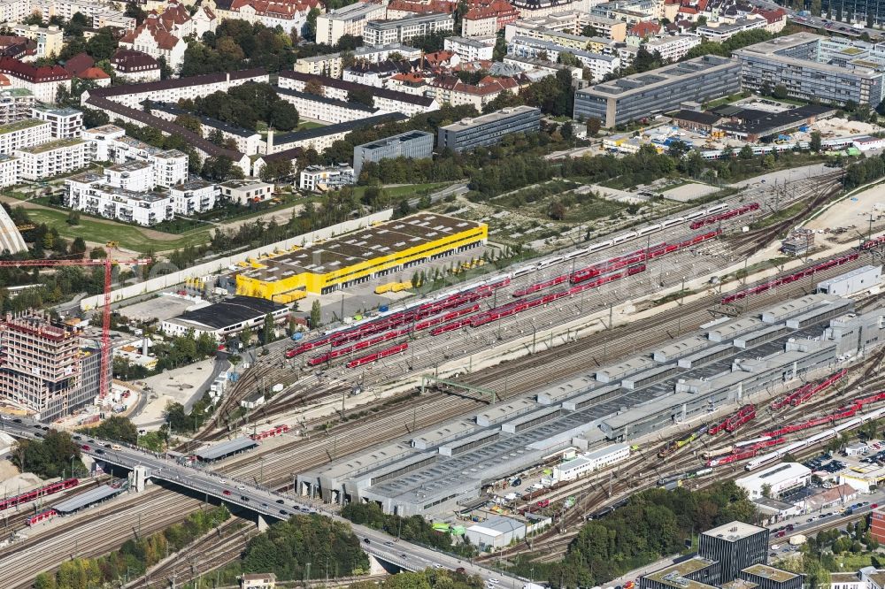 München from the bird's eye view: Station building and track systems of the S-Bahn station Hirschgarten Muenchen sowie die Friedenheimer Bruecke in Munich in the state Bavaria, Germany