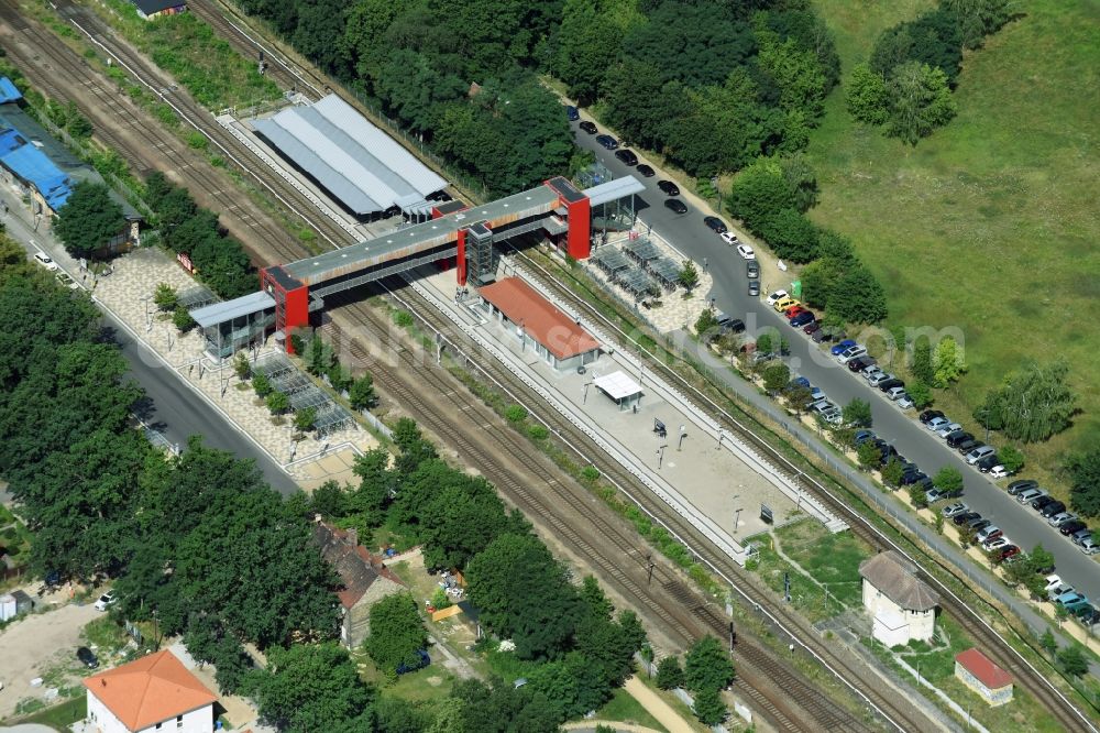 Aerial photograph Hoppegarten - Station building and track systems of the S-Bahn station in Hoppegarten in the state Brandenburg