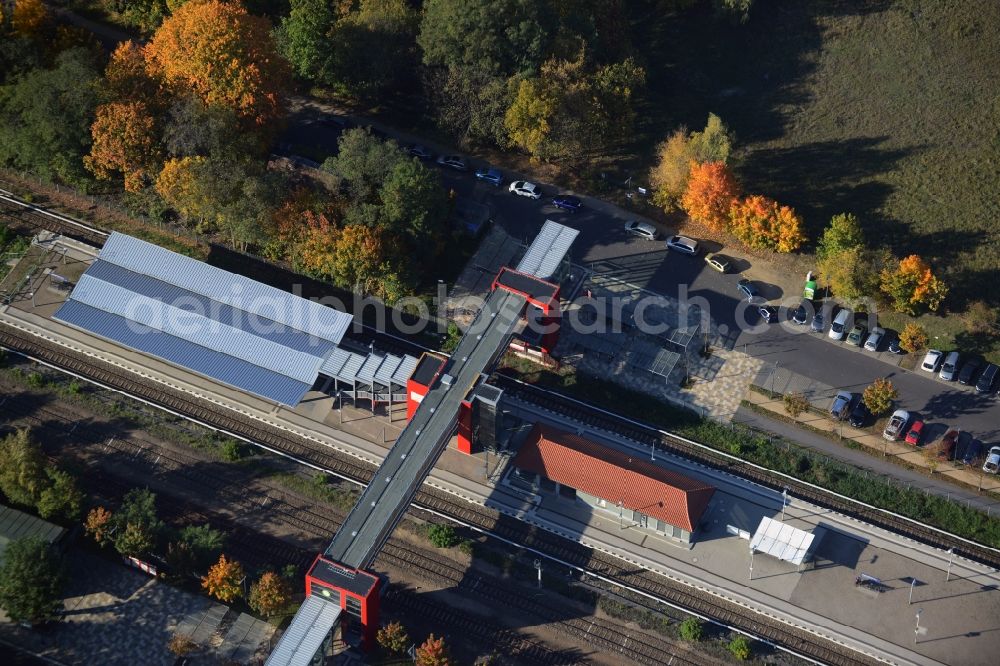 Hoppegarten from above - Station building and track systems of the S-Bahn station Hoppegarten(Mark) in Hoppegarten in the state Brandenburg