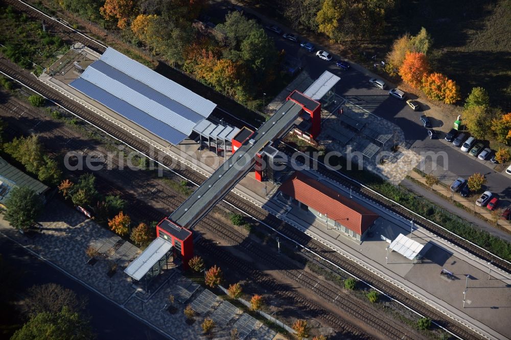 Hoppegarten from the bird's eye view: Station building and track systems of the S-Bahn station Hoppegarten(Mark) in Hoppegarten in the state Brandenburg