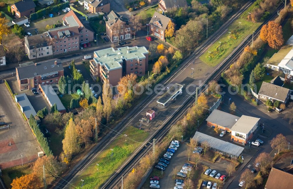 Aerial photograph Voerde (Niederrhein) - Station building and track systems of the S-Bahn station in the district Friedrichsfeld in Voerde (Niederrhein) in the state North Rhine-Westphalia