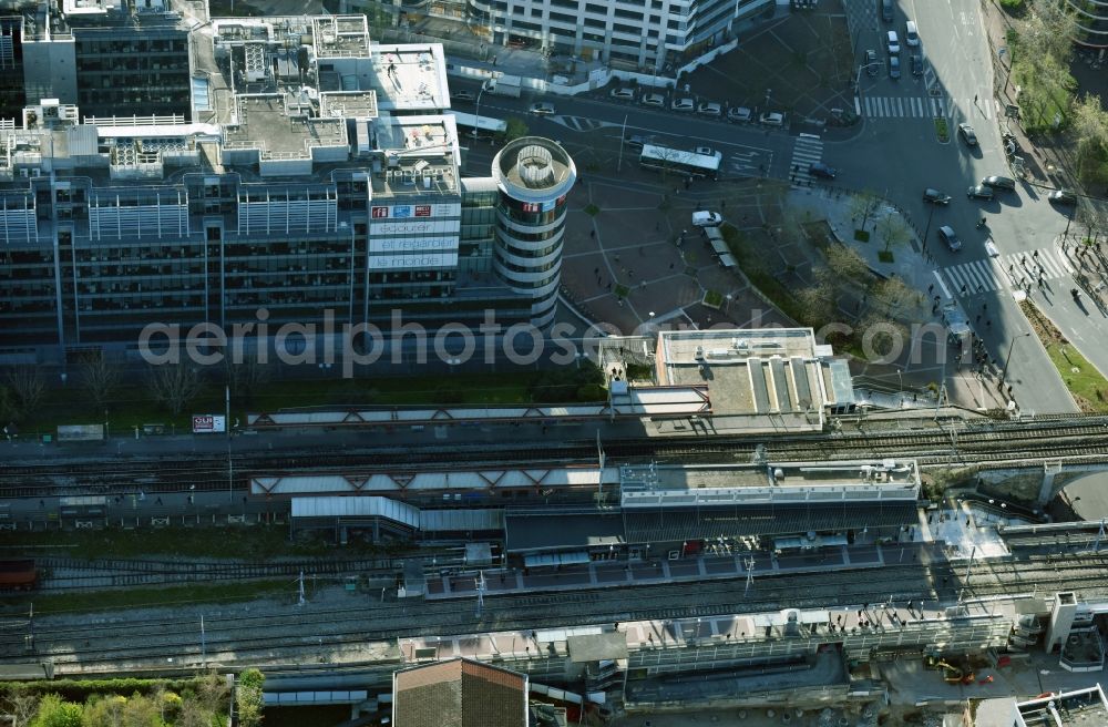 Paris - Issy - Val de Seine from the bird's eye view: Station building and track systems of the train station in Paris - Issy - Val de Seine in Ile-de-France, France