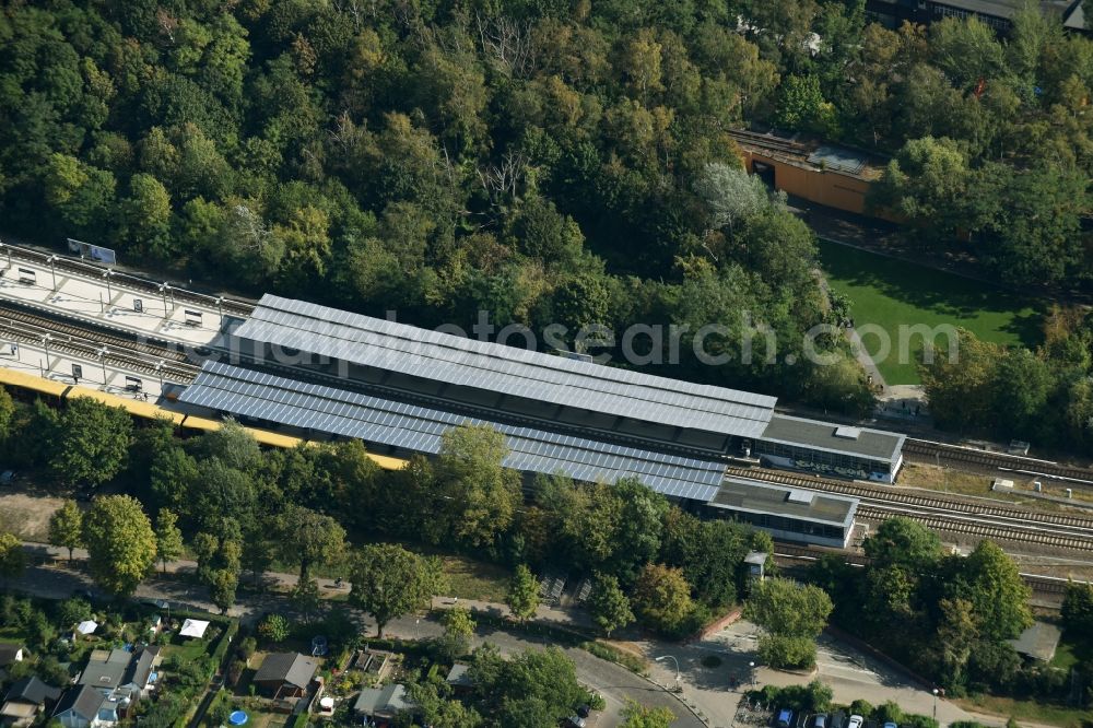 Aerial image Berlin - Station building and track systems of the S-Bahn station Priesterweg in the Schoeneberg part of Berlin