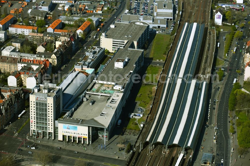 Aerial image Berlin - Station building and track systems of the S-Bahn station Spandau and then shopping mall Spandau Arcaden on Klosterstrasse in the district Spandau in Berlin, Germany