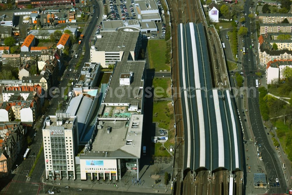 Aerial photograph Berlin - Station building and track systems of the S-Bahn station Spandau and then shopping mall Spandau Arcaden on Klosterstrasse in the district Spandau in Berlin, Germany