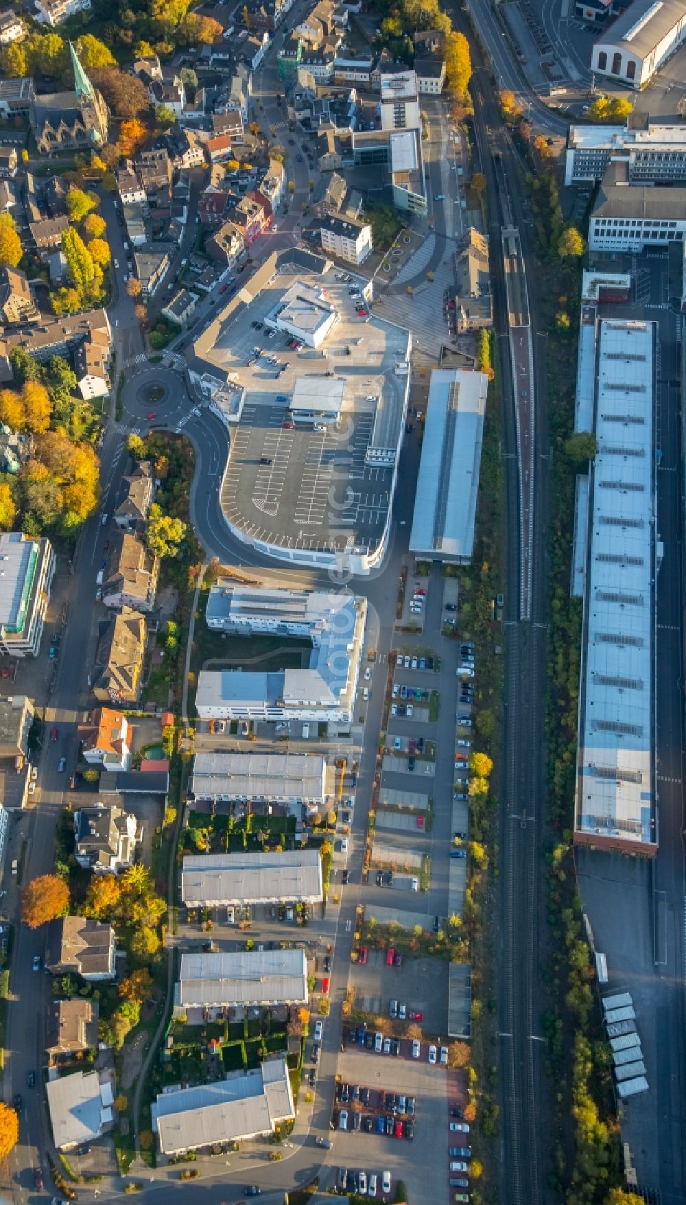 Aerial photograph Wetter (Ruhr) - Station building and track systems of the S-Bahn station Wetter in Wetter (Ruhr) in the state North Rhine-Westphalia. Next to the station is a Kaufland branch in the Carl Boennhoff Strasse