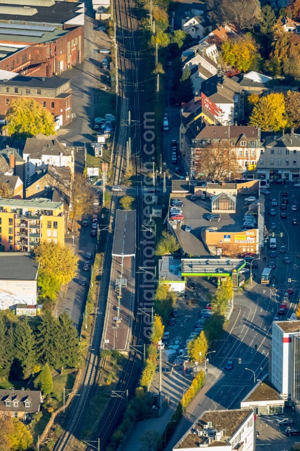 Witten from the bird's eye view: Station building and track systems of the S-Bahn station of the VRR Witten Annen Nord in the Annenstrasse in Witten in the state North Rhine-Westphalia