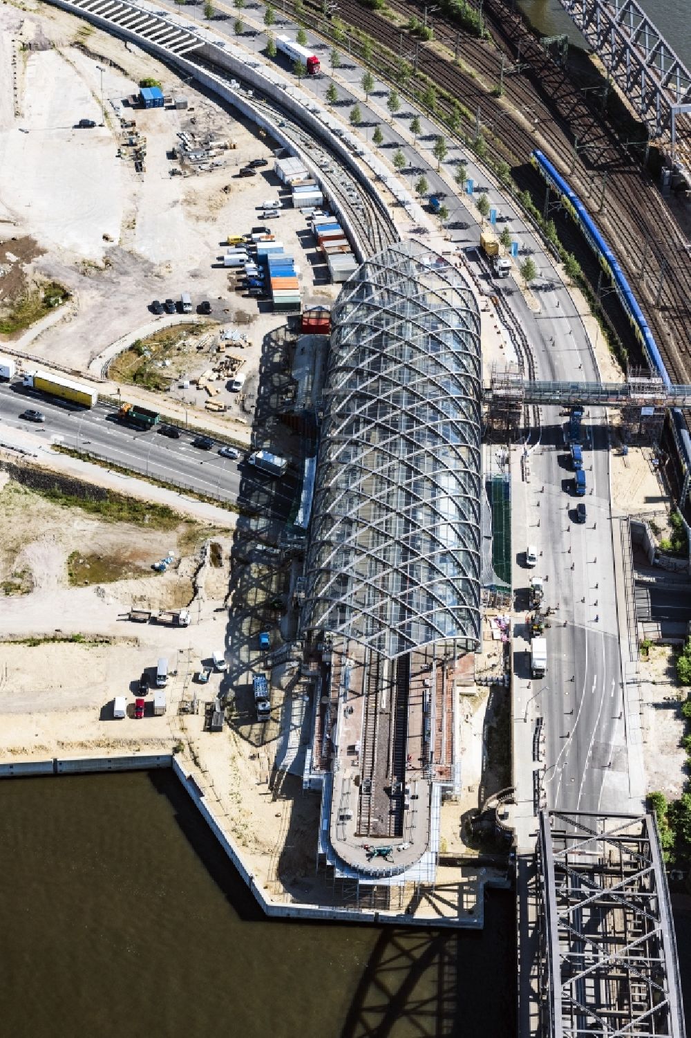 Hamburg from the bird's eye view: Station building and track systems of Metro subway station Aussichtsplattform U4-Elbbruecke in Hamburg, Germany