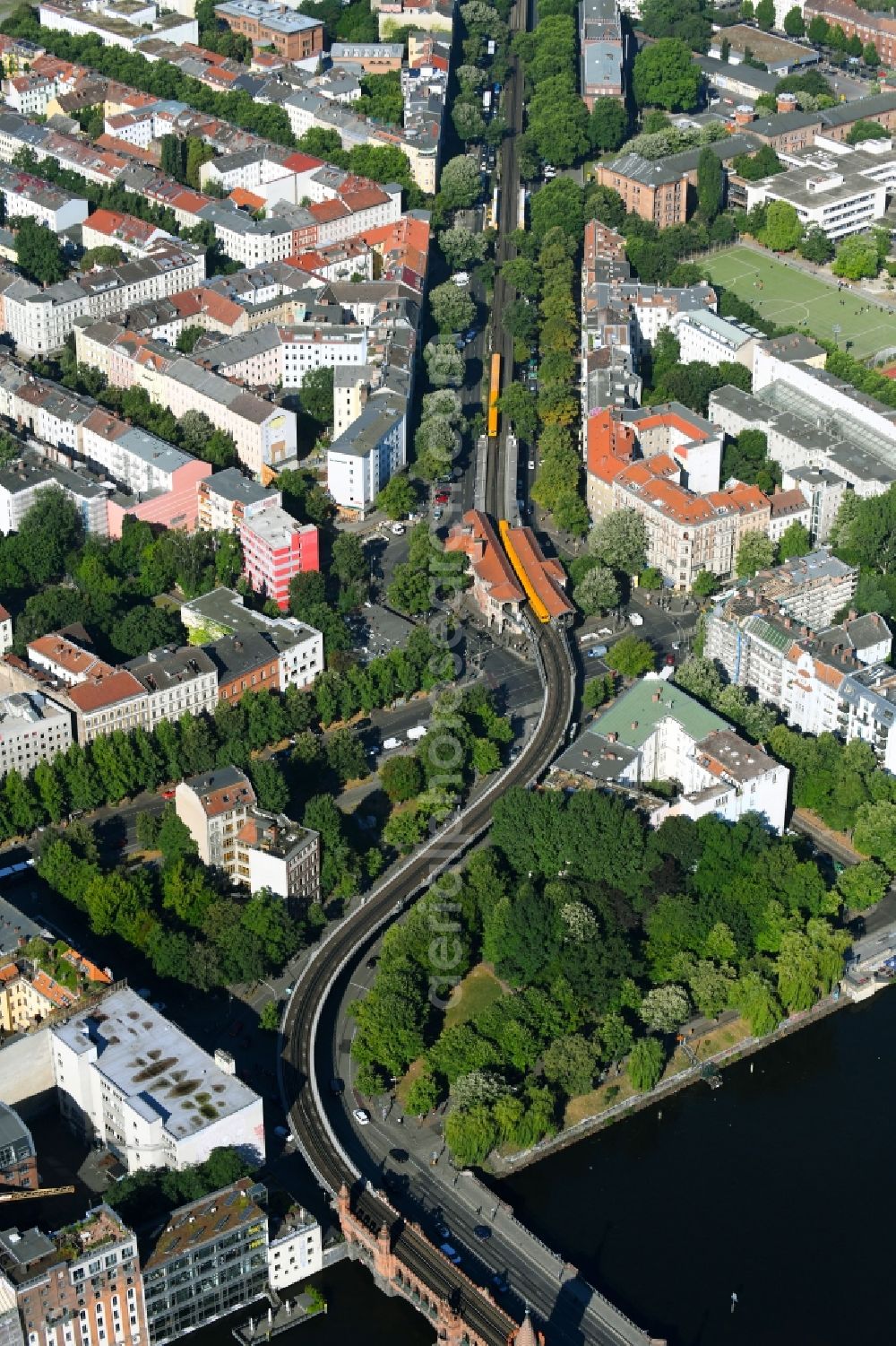 Aerial image Berlin - Station building and track systems of Metro subway station Schlesisches Tor along the Skalitzer Strasse - Oberbaumstrasse in the district Kreuzberg in Berlin, Germany