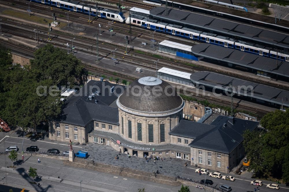 Köln from above - Train station railway building DB Reisezentrum Koeln-Messe/Deutz on the Ottoplatz in the district Deutz in Cologne in the state North Rhine-Westphalia, Germany