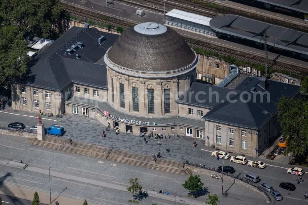 Köln from the bird's eye view: Train station railway building DB Reisezentrum Koeln-Messe/Deutz on the Ottoplatz in the district Deutz in Cologne in the state North Rhine-Westphalia, Germany