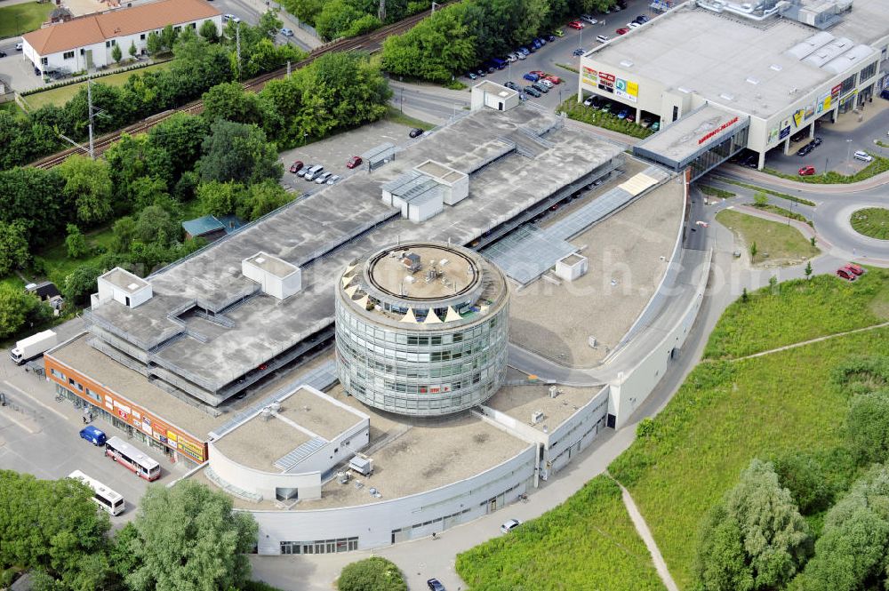 Aerial photograph Bernau - Blick auf die Bahnhofspassagen in der Börnicker Chaussee in Bernau. Das Einkaufszentrum wurde 1996 eröffnet und wird von der Peter Fritz Immobilien GbR mbH verwaltet. View to the railway station passages in the Börnicker Chaussee in Bernau.The center was opened in 1996 and is managed from the Peter Fritz Immobilien GbR mbH.