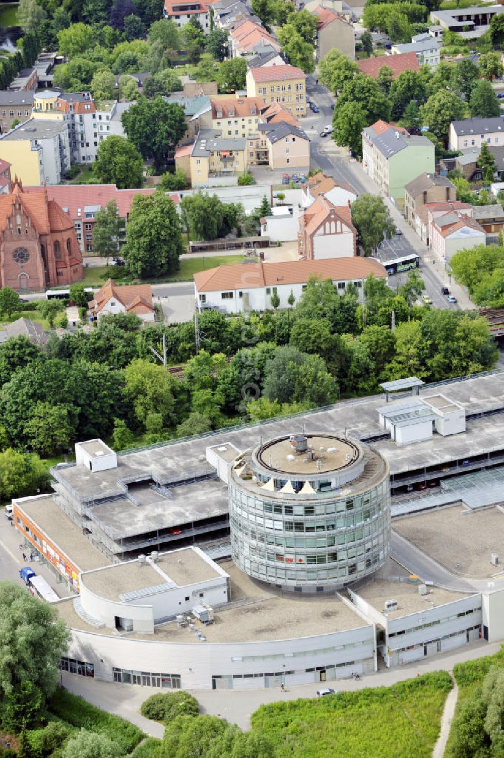 Aerial image Bernau - Blick auf die Bahnhofspassagen in der Börnicker Chaussee in Bernau. Das Einkaufszentrum wurde 1996 eröffnet und wird von der Peter Fritz Immobilien GbR mbH verwaltet. View to the railway station passages in the Börnicker Chaussee in Bernau.The center was opened in 1996 and is managed from the Peter Fritz Immobilien GbR mbH.