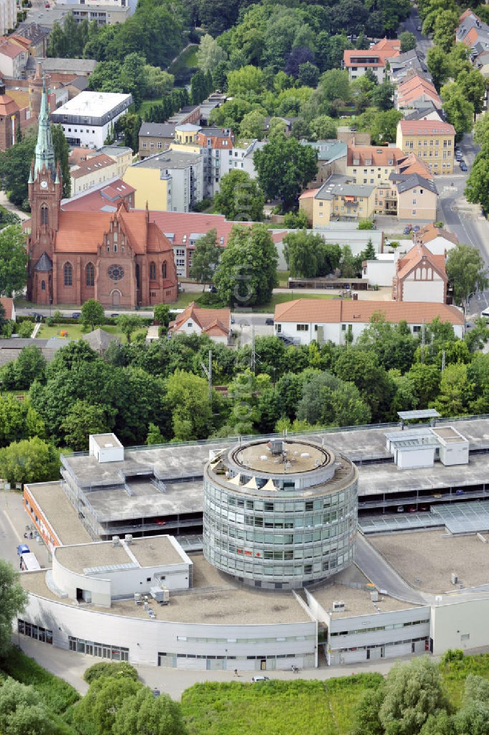 Aerial photograph Bernau - Blick auf die Bahnhofspassagen in der Börnicker Chaussee in Bernau. Das Einkaufszentrum wurde 1996 eröffnet und wird von der Peter Fritz Immobilien GbR mbH verwaltet. View to the railway station passages in the Börnicker Chaussee in Bernau.The center was opened in 1996 and is managed from the Peter Fritz Immobilien GbR mbH.