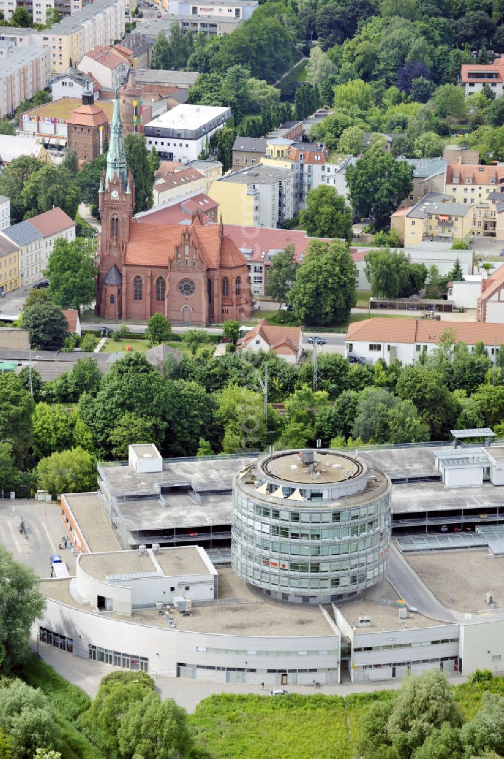 Bernau from above - Blick auf die Bahnhofspassagen in der Börnicker Chaussee in Bernau. Das Einkaufszentrum wurde 1996 eröffnet und wird von der Peter Fritz Immobilien GbR mbH verwaltet. View to the railway station passages in the Börnicker Chaussee in Bernau.The center was opened in 1996 and is managed from the Peter Fritz Immobilien GbR mbH.