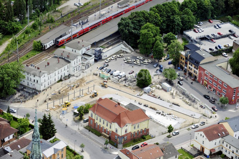 Aerial photograph Bernau - Blick auf die Umgestaltung des Bahnhofsplatzes in Bernau. Die Ausschreibung für das neue Aussehen des Platzes haben die Beusch Landschaftsarchitekten und das Berliner Planungsbüro PFW gewonnen. Entstehen sollen eine breite Fußgängerzone mit Bushaltestelle und Parkplätzen. View to the transformation of the station square in Bernau. The competition for the transformation was won by the Beusch Landschaftsarchitekten and the Berliner Planungsbüro PFW. There should develop an large pedestrian zone with an Bus stop and parking areas.