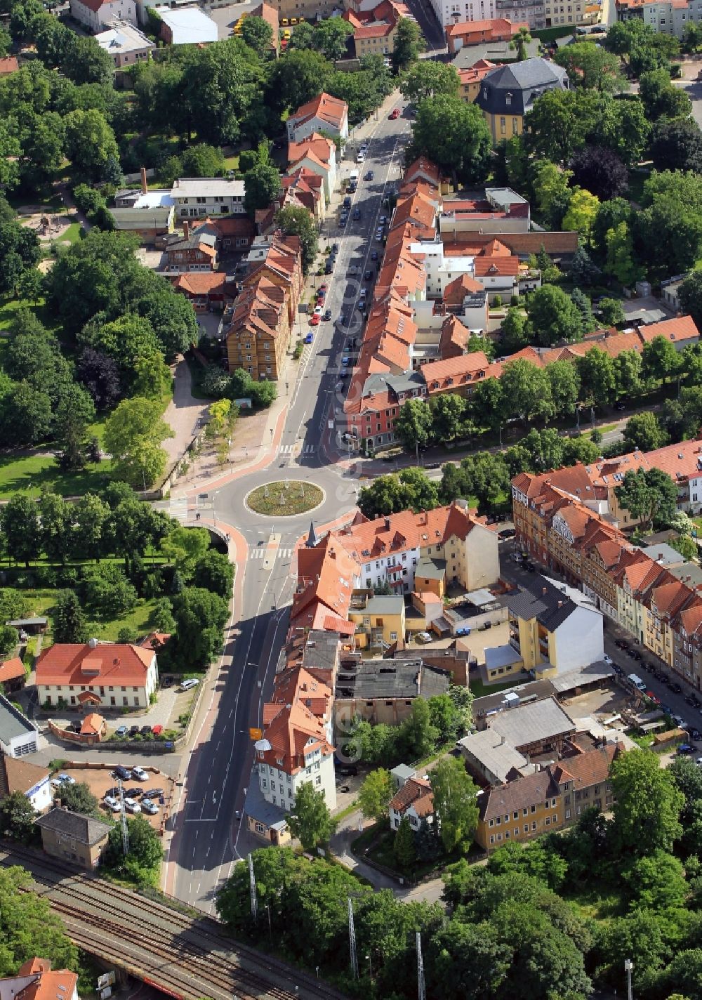 Arnstadt from the bird's eye view: The Bahnhofstraße road connects the area around the station to the historic center of the town of Arnstadt in Thuringia. As an avenue she approaches from the tracks coming downtown and happened while the green areas of the palace garden. A roundabout connects the road with the Wachsenburgallee and the Dammweg. At the end of the street stands a striking domed roof of the green. This is the Parish Church of the Ascension, the former cemetery church, which was built in a Protestant baroque in the form of an octagon. On the formerly adjacent Graveyard members of the composer Johann Sebastian Bach were buried