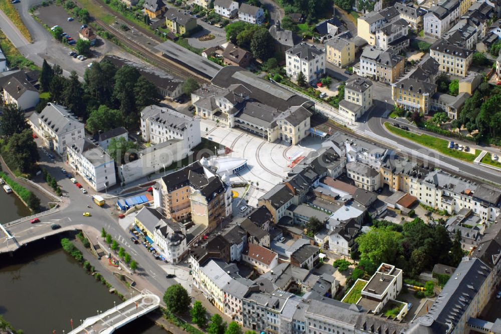 Bad Ems from the bird's eye view: Blick auf das Bad Emser Bahnhofsviertel. Bad Ems ist die Kreisstadt des Rhein-Lahn-Kreises und ein bekannter Badeort genannt Kaiserbad. Die Lahn ist ein rechter Nebenfluss des Rheins. Das Bahnhofsviertel ist heute ein vielbebautes ehemaliges Kleinkastell „Auf der Schanz“ nahe der damaligen römischen Grenzen. Das UNESCO-Weltkulturerbe ist bis heute nur geringfügig eforscht. Der Stadtteil Spiess bietet viele architektonisch interessante, kulturell wichtige Gebäude im venezianischem Stil. Bei den Brücken handelt es sich um eine Fussgängerbrücke und eine Straßenbrücke. Kontakt: Stadt- und Touristikmarketing Bad Ems e.V., Bahnhofsplatz, 56130 Bad Ems, Tel.: 02603/9415-0, E-Mail: info@bad-ems.info,