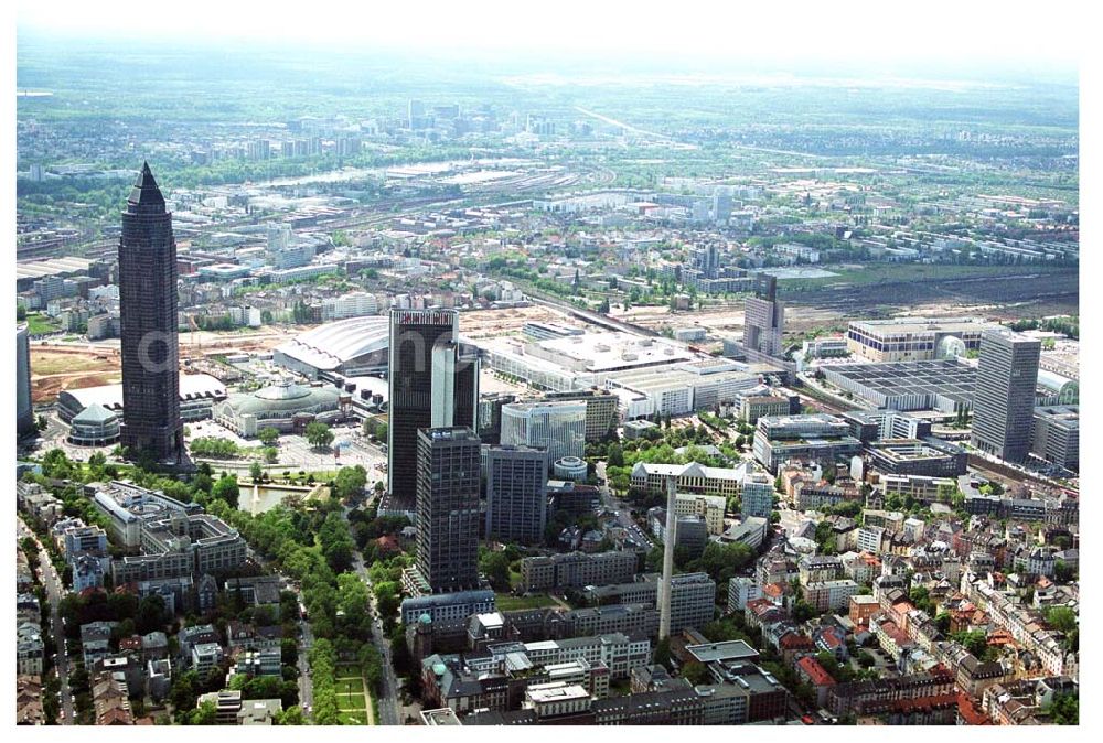 Aerial image Frankfurt/ Main - Blick auf die Skyline des Bankenviertels von Frankfurt/Main. Im Mittelpunkt die Twintowers der Deutschen Bank sowie die Gebäude der HELABA (Hessische Landesbank)