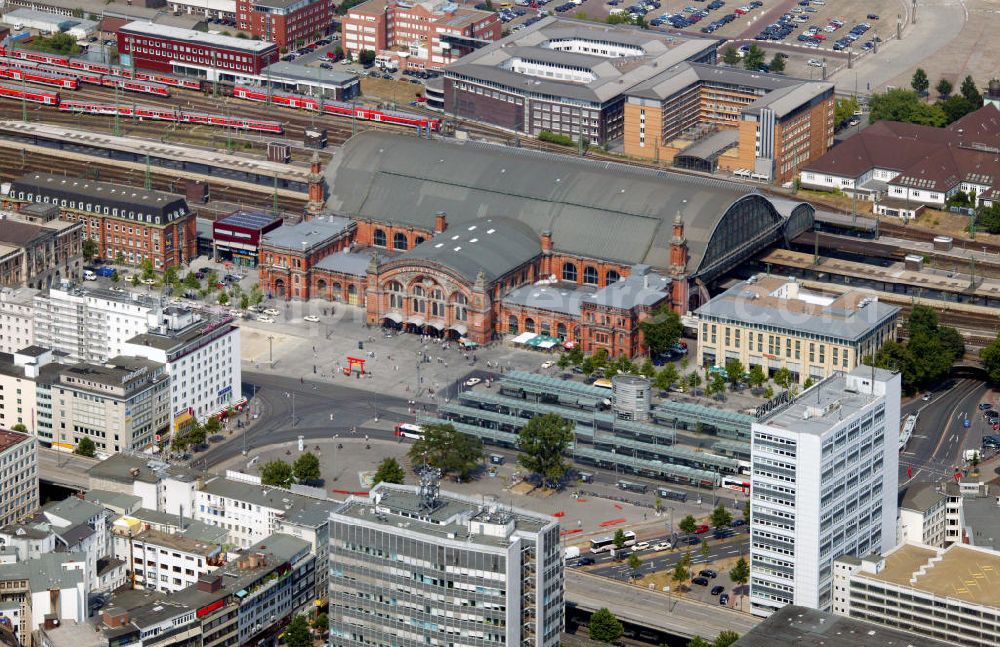 Bremen from the bird's eye view: Blick auf die Bahnhofsvorstadt mit dem Inter City Hotel Bremen, dem Star Inn Hotel Bremen Columbus und dem Hauptbahnhof in Bremen. Der Bahnhof wurde 1889 eröffnet und dient als Knotenpunkt für den nationalen und internationalen Fernverkehr. View to the station-suburb with the Inter City Hotel Bremen, the Star Inn Hotel Bremen Columbus and the main station in Bremen. The railway sation was build in 1889 and is an important junction for the national and international long-distance traffic.