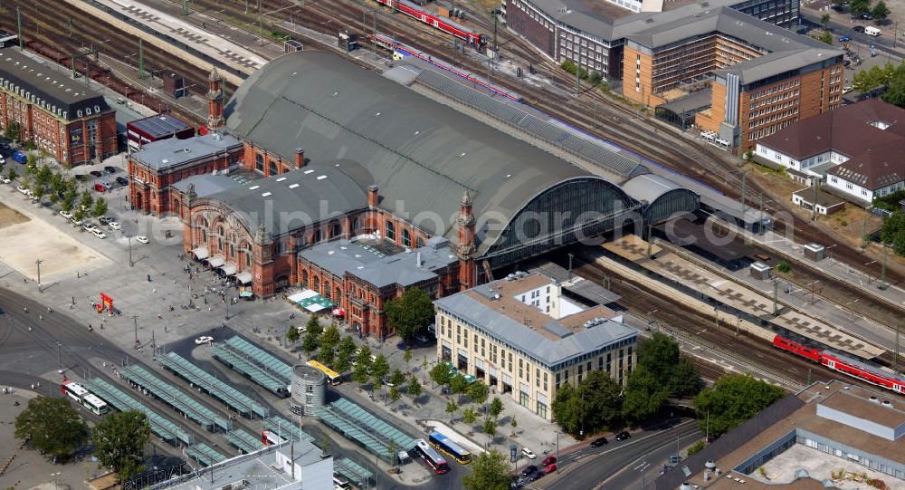 Aerial photograph Bremen - Blick auf die Bahnhofsvorstadt mit dem Inter City Hotel Bremen, dem Star Inn Hotel Bremen Columbus und dem Hauptbahnhof in Bremen. Der Bahnhof wurde 1889 eröffnet und dient als Knotenpunkt für den nationalen und internationalen Fernverkehr. View to the station-suburb with the Inter City Hotel Bremen, the Star Inn Hotel Bremen Columbus and the main station in Bremen. The railway sation was build in 1889 and is an important junction for the national and international long-distance traffic.