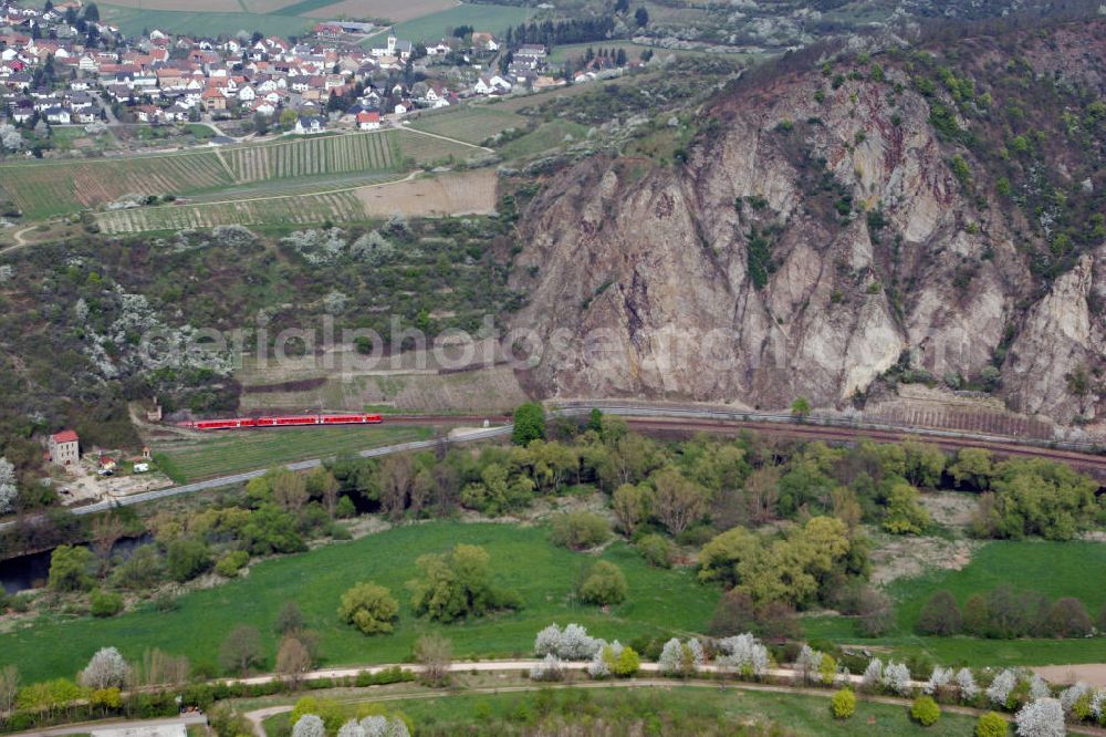 Bad Münster am Stein-Ebernburg from the bird's eye view: Blick auf die Bahnlinie der Nahetalbahn bei Bad Münster am Stein-Ebernburg in Rheinland Pfalz. View to the railway of the Nahetalbahn near Bad Münster am Stein-Ebernburg in Rheinland Pfalz.