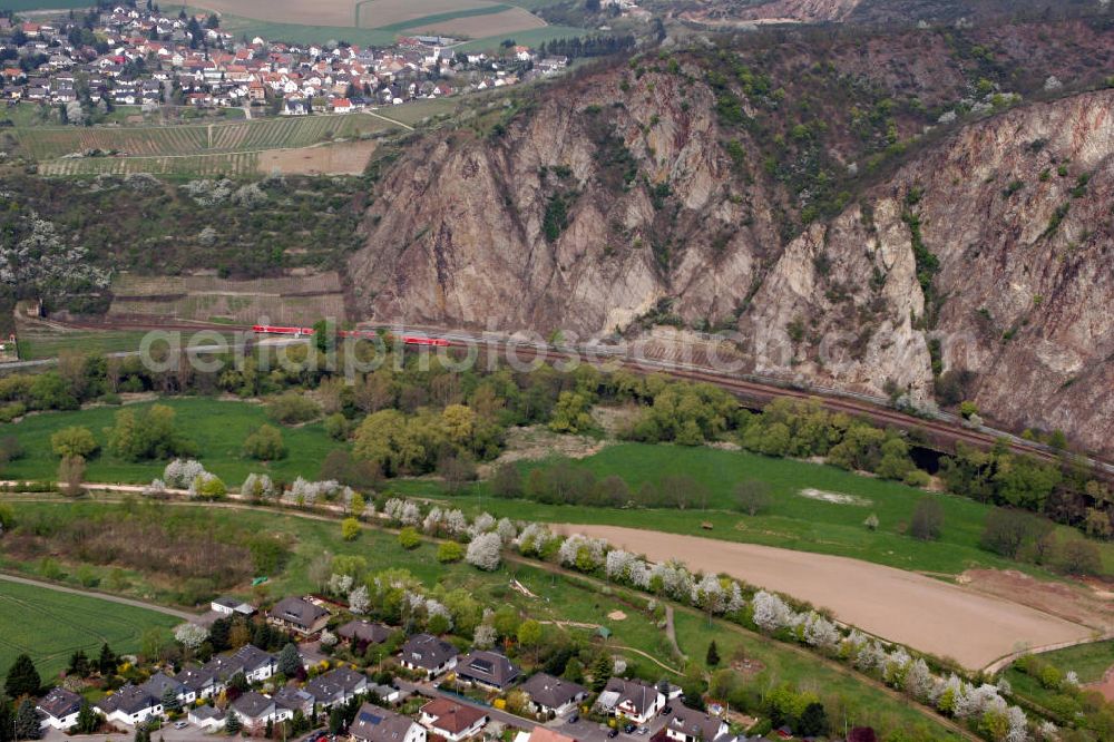 Aerial photograph Bad Münster am Stein-Ebernburg - Blick auf die Bahnlinie der Nahetalbahn bei Bad Münster am Stein-Ebernburg in Rheinland Pfalz. View to the railway of the Nahetalbahn near Bad Münster am Stein-Ebernburg in Rheinland Pfalz.