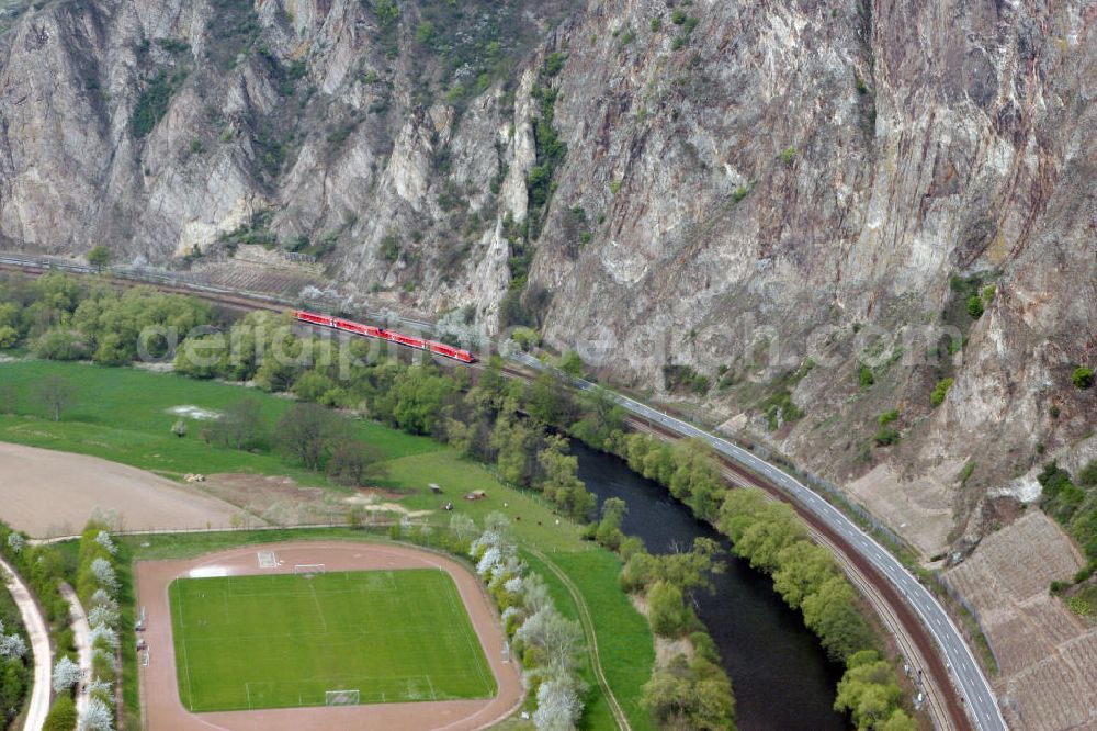 Bad Münster am Stein-Ebernburg from above - Blick auf die Bahnlinie der Nahetalbahn bei Bad Münster am Stein-Ebernburg in Rheinland Pfalz. Im Vordergrund sind die Nahe und ein Fußballplatz zu sehen. View to the railway of the Nahetalbahn near Bad Münster am Stein-Ebernburg in Rheinland Pfalz. In the foreground are the river Nahe and and football place recognizeable.