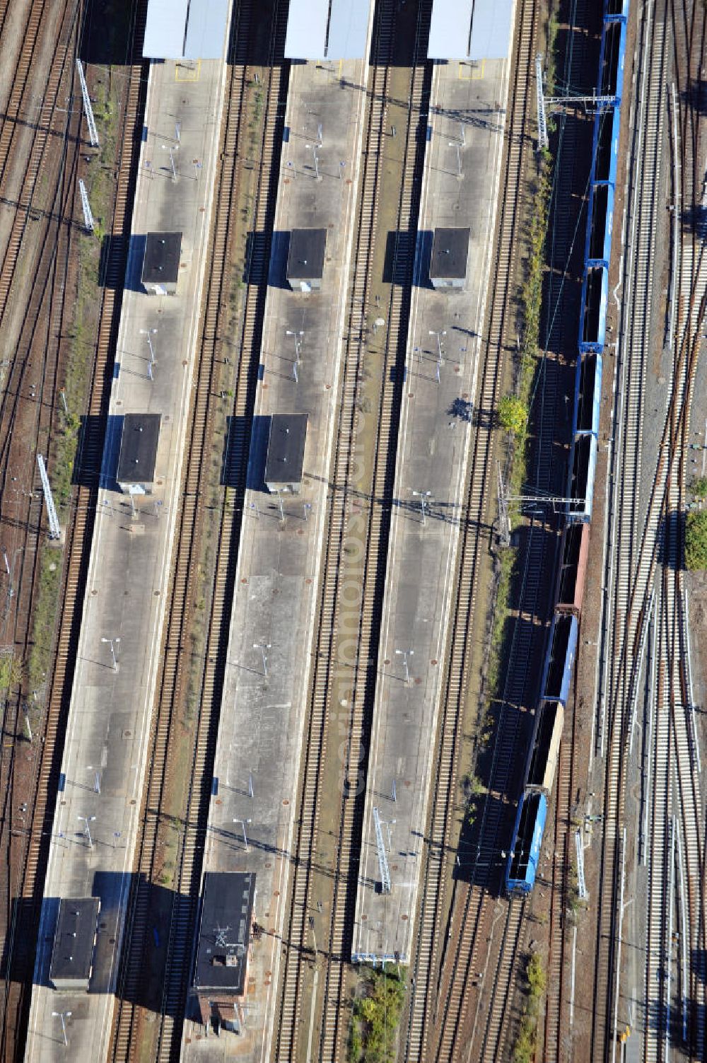 Aerial photograph Berlin - Sicht auf Bahnsteige vom Bahnhof Berlin-Lichtenberg. View to rail platform at the railway station Berlin-Lichtenberg.