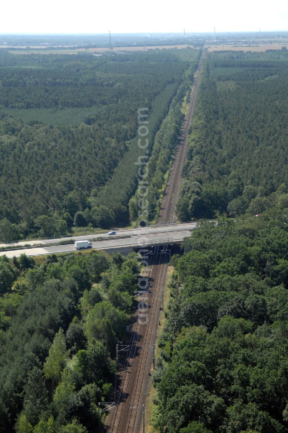 Dessau-Roßlau from above - Blick auf die Bahnstrecke von Dessau-Roßlau nach Bitterfeld-Wolfen. Bis zum 30. Juni 2007 war Wolfen eine eigenständige Stadt. Dessau-Roßlau und Wolfen sind ca. 25 km voneinan der entfernt.