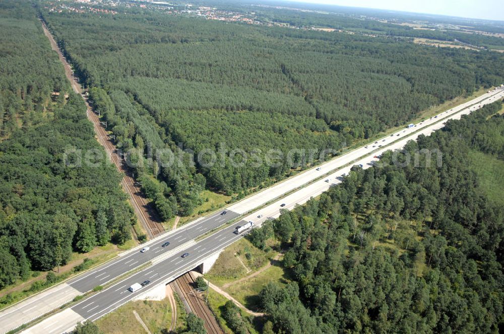 Dessau-Roßlau from above - Blick auf die Bahnstrecke von Dessau-Roßlau nach Bitterfeld-Wolfen. Bis zum 30. Juni 2007 war Wolfen eine eigenständige Stadt. Dessau-Roßlau und Wolfen sind ca. 25 km voneinan der entfernt.