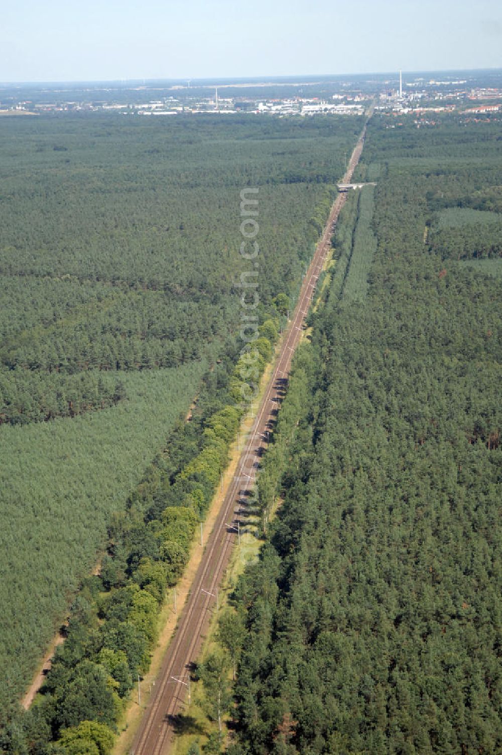 Dessau-Roßlau from above - Blick auf die Bahnstrecke von Dessau-Roßlau nach Bitterfeld-Wolfen. Bis zum 30. Juni 2007 war Wolfen eine eigenständige Stadt. Dessau-Roßlau und Wolfen sind ca. 25 km voneinan der entfernt.