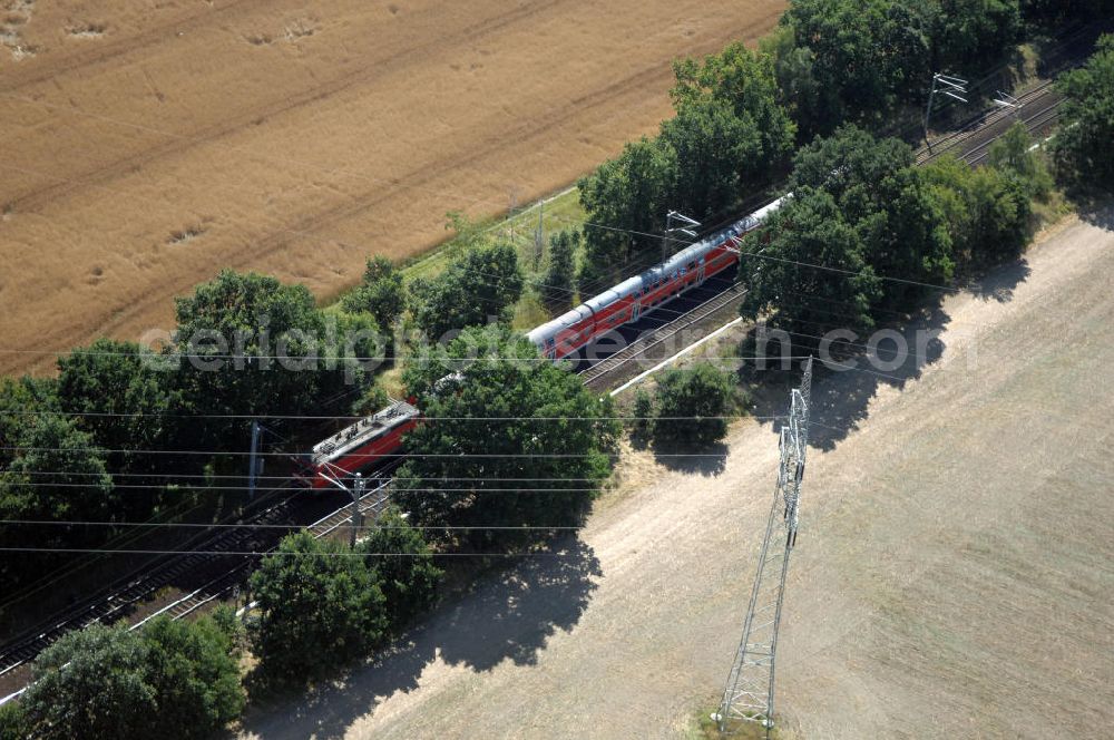 Dessau-Roßlau from above - Blick auf die Bahnstrecke von Dessau-Roßlau nach Bitterfeld-Wolfen. Bis zum 30. Juni 2007 war Wolfen eine eigenständige Stadt. Dessau-Roßlau und Wolfen sind ca. 25 km voneinan der entfernt.