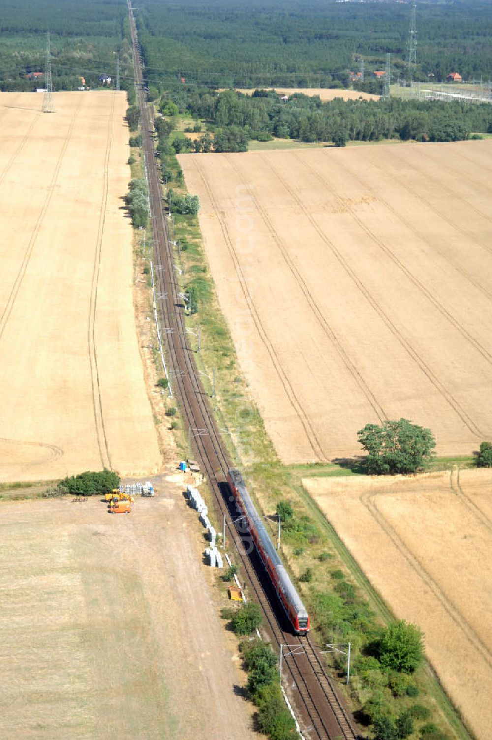 Dessau-Roßlau from the bird's eye view: Blick auf die Bahnstrecke von Dessau-Roßlau nach Bitterfeld-Wolfen. Bis zum 30. Juni 2007 war Wolfen eine eigenständige Stadt. Dessau-Roßlau und Wolfen sind ca. 25 km voneinan der entfernt.