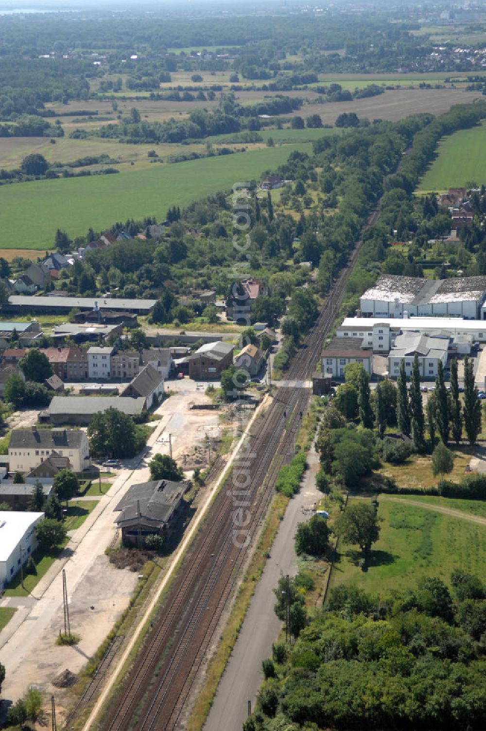 Dessau-Roßlau from above - Blick auf die Bahnstrecke von Dessau-Roßlau nach Bitterfeld-Wolfen. Bis zum 30. Juni 2007 war Wolfen eine eigenständige Stadt. Dessau-Roßlau und Wolfen sind ca. 25 km voneinan der entfernt.