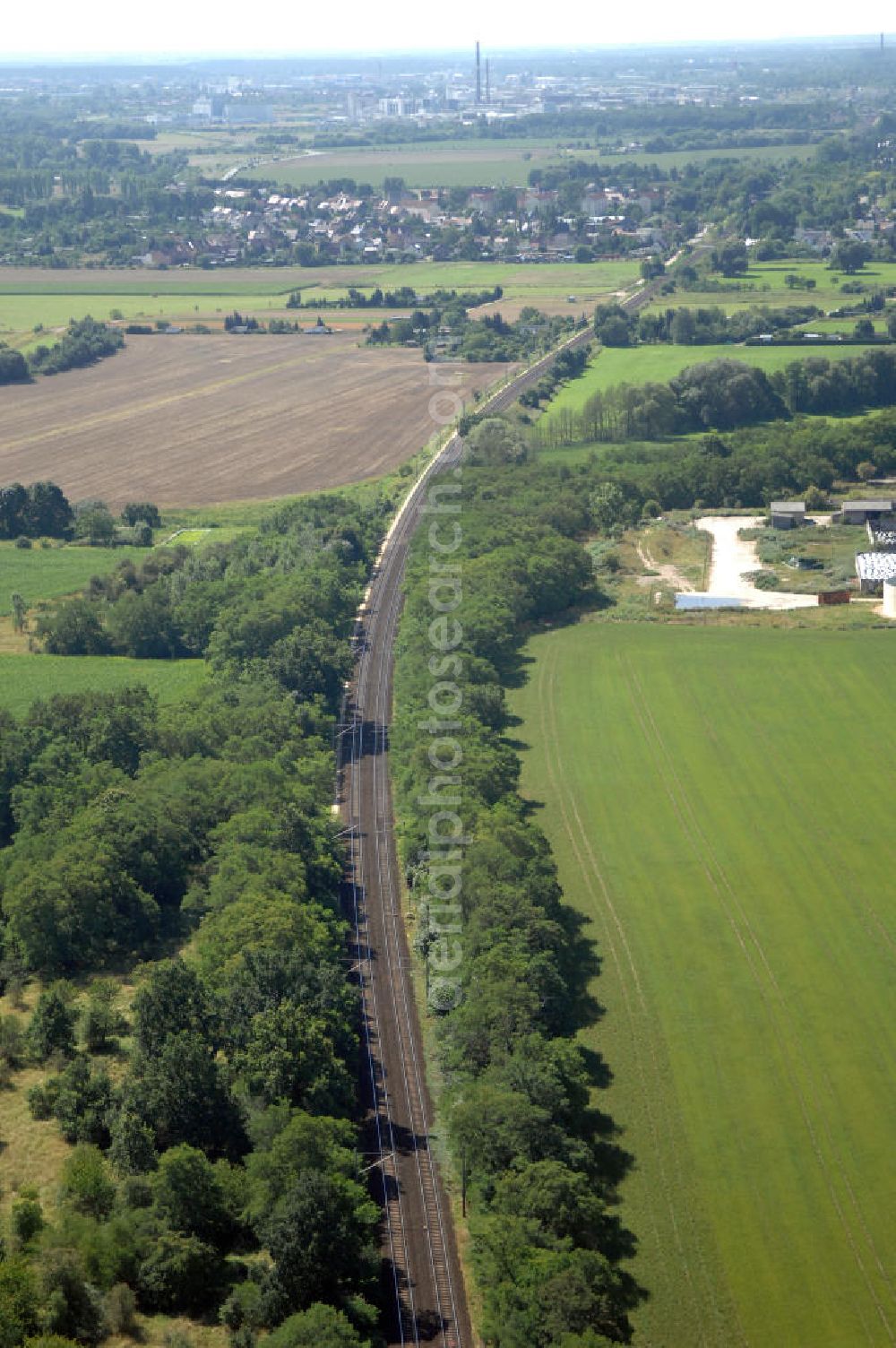 Dessau-Roßlau from above - Blick auf die Bahnstrecke von Dessau-Roßlau nach Bitterfeld-Wolfen. Bis zum 30. Juni 2007 war Wolfen eine eigenständige Stadt. Dessau-Roßlau und Wolfen sind ca. 25 km voneinan der entfernt.