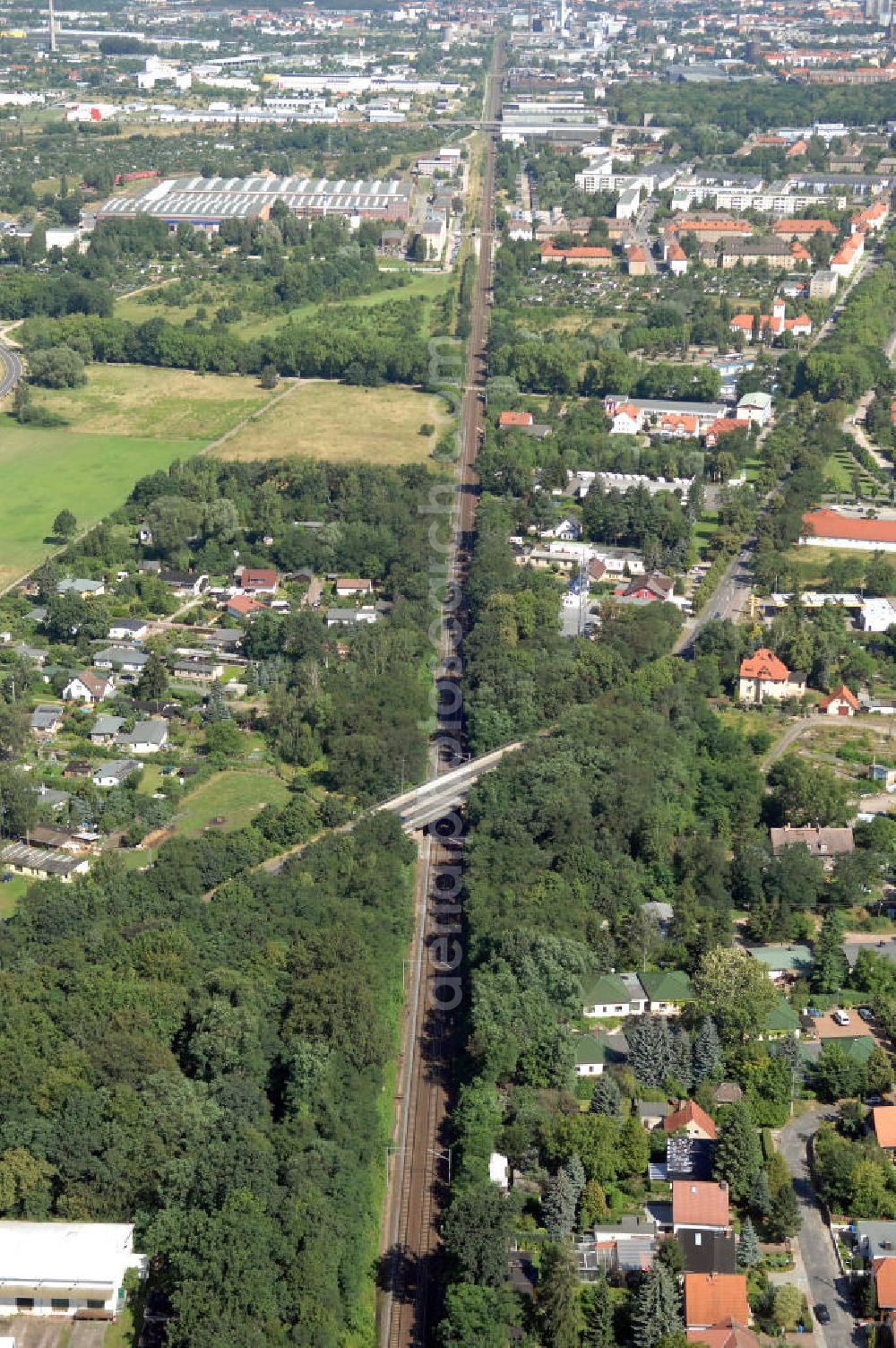 Dessau-Roßlau from above - Blick auf die Bahnstrecke von Dessau-Roßlau nach Bitterfeld-Wolfen. Bis zum 30. Juni 2007 war Wolfen eine eigenständige Stadt. Dessau-Roßlau und Wolfen sind ca. 25 km voneinan der entfernt.